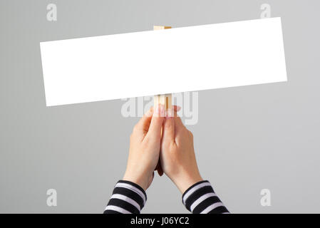 Weibliche Hand, die leere Mock-up Banner Zeichen als textfreiraum für Zitat-Text oder Grafik-design Stockfoto