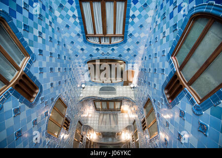 Blau gekachelten Innenhof im Casa Batllo in Barcelona, Spanien-Europa-EU Stockfoto