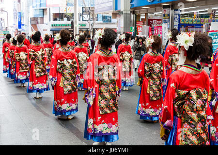 Japan, Kumamoto, Hinokuni Yosakoi Dance Festival. Tanz Team in zwei Reihen, trägt erarbeiten und Yukata Kimono Kostüme, stehend in der Shopping Mall. Stockfoto