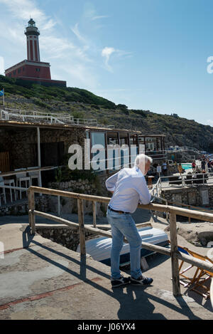 Mann auf Gehweg am Hafen, Anacapri, Capri, Kampanien, Italien Stockfoto