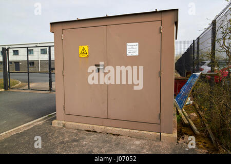 kleine Strom Umspannwerk Straße Schrank auf einer Gewerbeimmobilie Website Newtownabbey UK Stockfoto