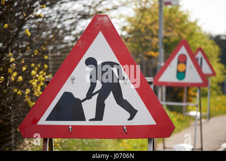 Männer in Arbeit temporären Bauens Verkehr Warnschilder in Newtownabbey UK Stockfoto