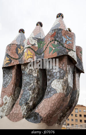 Schornsteine auf dem Dach der Casa Batllo in Barcelona, Spanien-Europa-EU Stockfoto