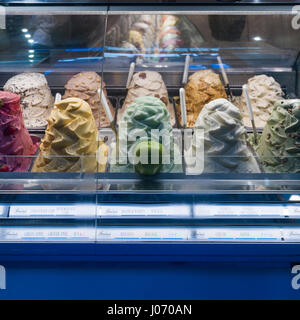 Multi farbige Eis in Vitrine, Siena, Toskana, Italien Stockfoto