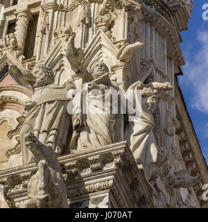 Wasserspeier und Heiligen auf der Fassade der Kathedrale von Siena, Siena, Toskana, Italien Stockfoto