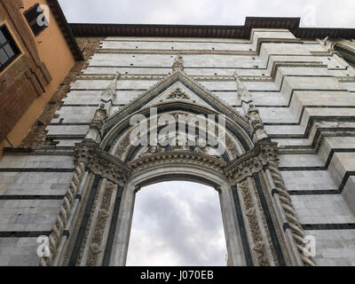 Niedrigen Winkel Ansicht des Museo dell'Opera del Duomo, Siena, Toskana, Italien Stockfoto