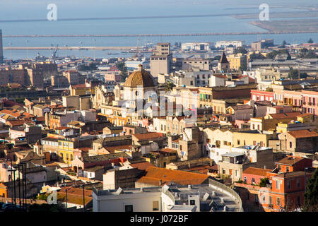 Die Hauptstadt Cagliari glänzt in der Sonne Sardiniens, einmal inspirierende d. h. Lawrence, nennen es die "weißen Jerusalem." Stockfoto