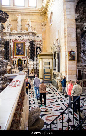 Das aufwändige innere Cagliaris Kathedrale zeigt künstlerische und historische Schätze aus dem 12. und 13. Jahrhundert.  Cagliari, Sardinien. Stockfoto