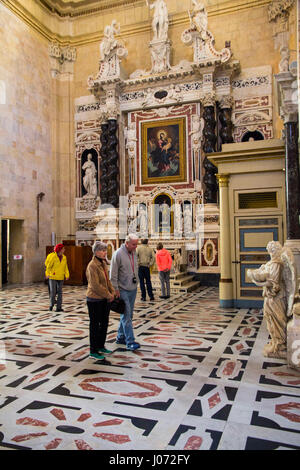 Das aufwändige innere Cagliaris Kathedrale zeigt künstlerische und historische Schätze aus dem 12. und 13. Jahrhundert.  Cagliari, Sardinien. Stockfoto