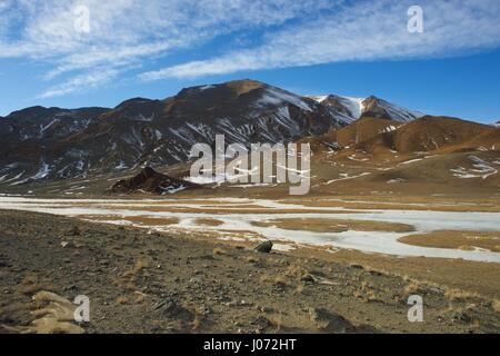 Mongolei-Blick auf Berge, bedeckt mit gefrorenen Fluss im winter Stockfoto