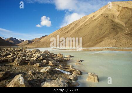 Mongolei-Blick auf Berge, bedeckt mit gefrorenen Fluss im winter Stockfoto