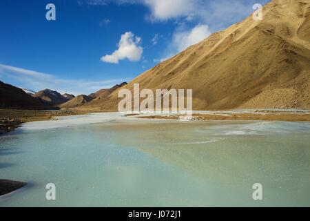 Mongolei-Blick auf Berge, bedeckt mit gefrorenen Fluss im winter Stockfoto