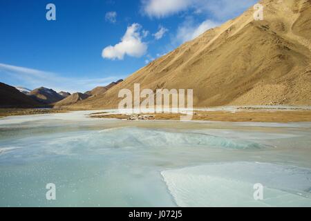 Mongolei-Blick auf Berge, bedeckt mit gefrorenen Fluss im winter Stockfoto