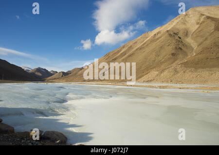 Mongolei-Blick auf Berge, bedeckt mit gefrorenen Fluss im winter Stockfoto