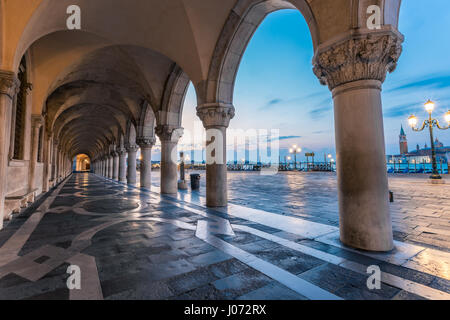 Dogen Palast und Chiesa di San Giorgio Maggiore in den frühen Morgenstunden in Venedig, Italien Stockfoto