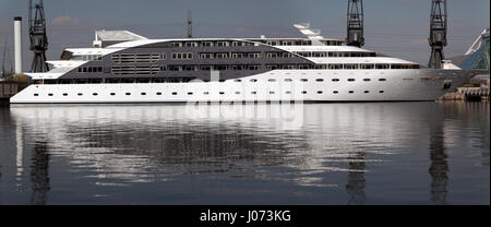 Panoramablick über "The Sunbourn" einen Super Yacht Hotel vertäut am Royal Victoria Dock, London Stockfoto