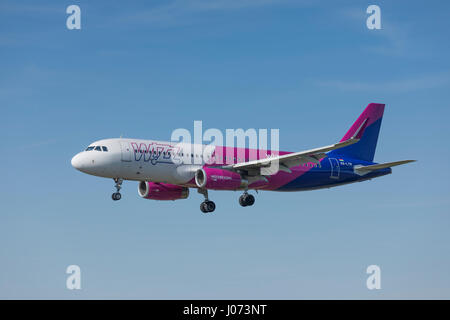 Wizzair Airbus A320 Registrierung HA-Pollack Landung am 9. April 2017 am Flughafen London Luton, Bedfordshire, UK Stockfoto