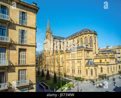 Seitliche Fassade der Kathedrale Buen Pastor (Kathedrale des guten Hirten) befindet sich in der Stadt San Sebastian, Gipuzkoa, Baskenland, Spanien. Stockfoto