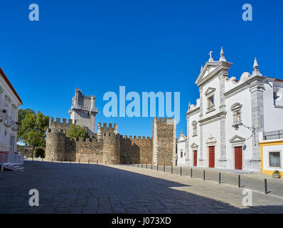 Beja, Portugal - 30. November 2016. Hauptfassade des Se Catedral de Sao Tiago Maior (Kathedrale von St. James Major) und Castelo de Beja (Burg B Stockfoto