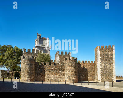 Beja, Portugal - 30. November 2016. Wände und Bergfried Turm von Castelo de Beja (Burg von Beja). Beja, Alentejo. Portugal. Stockfoto