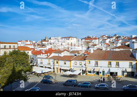 Evora, Portugal - 29. November 2016. Blick über die Dächer von typischen Gebäuden in der Innenstadt von Evora. Blick vom Praca de Maio 1 Quadratmeter. Evora, Alentejo Stockfoto