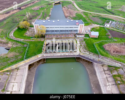 Wasserpumpstation Bewässerungssystems Reisfelder. Ansicht von oben. Stockfoto