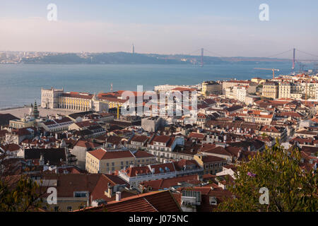 Blick vom Miradouro Castelo de São Jorge in Baixa und Tejo, Lissabon, Portugal Stockfoto