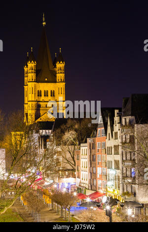 Die Basilika St. Martin in der Nacht in Köln, Deutschland Stockfoto