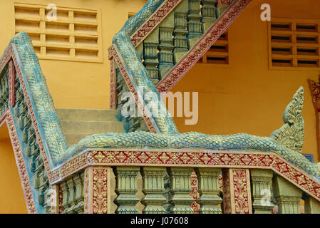 Lackierte buddhistische Tempel und Figuren, Tey Insel Koh Oknha, Kambodscha Stockfoto