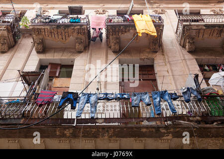 Klamotten zum Trocknen auf Wäscheleinen außerhalb eines Mehrfamilienhauses in Alt-Havanna, Kuba. Stockfoto