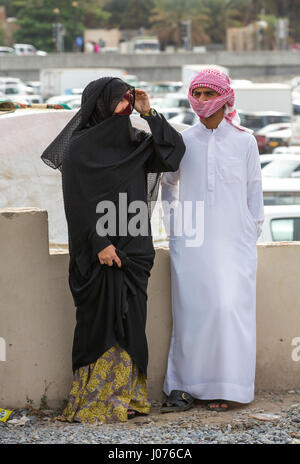 Nizwa, Oma, 24. März 2017: omanischen paar reden auf dem Markt von Nizwa Stockfoto