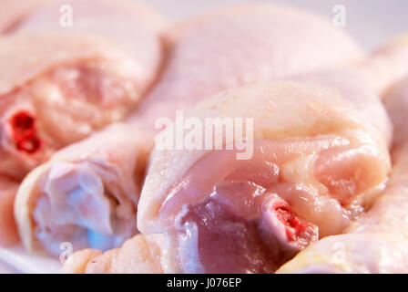 Rohem Hühnerfleisch Beine schließen Sie herauf Bild Stockfoto
