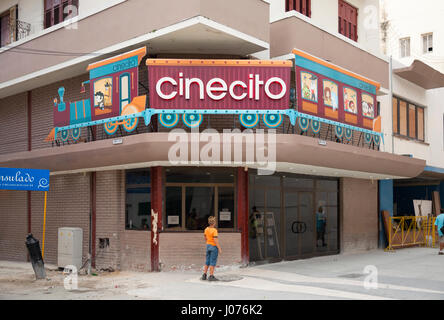 Ein Kind steht vor Cinecito (ein Kino für Kinder) in Alt-Havanna, Kuba. Stockfoto