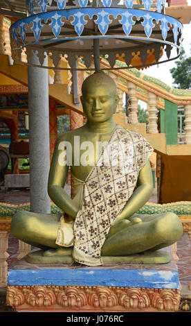 Lackierte buddhistische Tempel und Figuren, Tey Insel Koh Oknha, Kambodscha Stockfoto