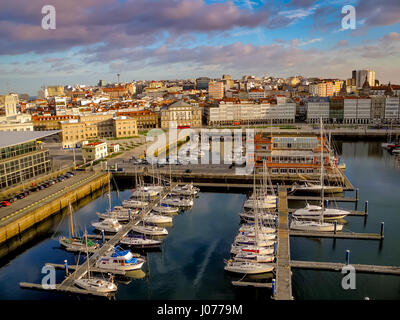 LA CORUNA, Spanien - 27. März 2017: port-Hafen von La Coruna, Segelboote und professionelle Angelboote/Fischerboote und Yachten in La La Coruña, Spanien Stockfoto