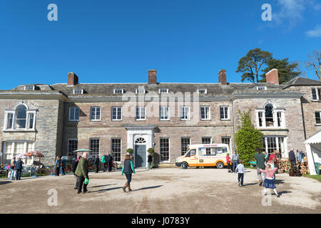 Besucher am Tag der offenen Tür in Boconnoc Haus in der Nähe von Lostwithiel in Cornwall, Großbritannien. Stockfoto