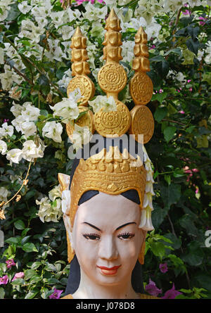 Lackierte buddhistische Tempel und Figuren, Tey Insel Koh Oknha, Kambodscha Stockfoto