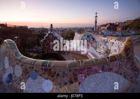 Sonnenaufgang auf der Terrasse am Parc Güell in Barcelona Spanien EU Stockfoto