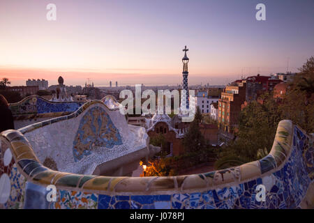 Sonnenaufgang auf der Terrasse am Parc Güell in Barcelona Spanien EU Stockfoto