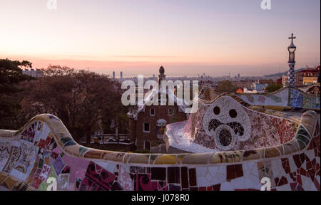 Sonnenaufgang auf der Terrasse am Parc Güell in Barcelona Spanien EU Stockfoto