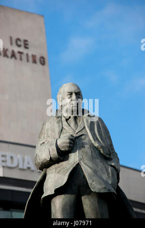 JB Priestley Statue, nationale Wissenschaft und Medien-Museum, Bradford, West Yorkshire Stockfoto