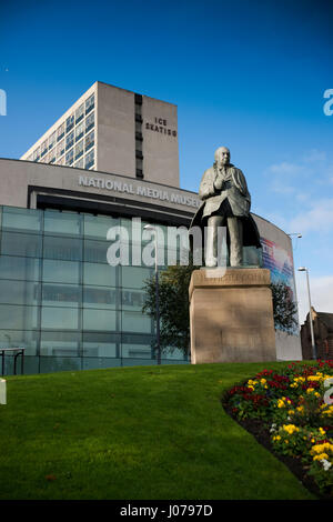 JB Priestley Statue, nationale Wissenschaft und Medien-Museum, Bradford, West Yorkshire Stockfoto