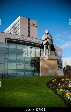 JB Priestley Statue, nationale Wissenschaft und Medien-Museum, Bradford, West Yorkshire Stockfoto