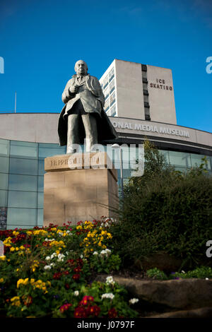 JB Priestley Statue, nationale Wissenschaft und Medien-Museum, Bradford, West Yorkshire Stockfoto