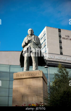 JB Priestley Statue, nationale Wissenschaft und Medien-Museum, Bradford, West Yorkshire Stockfoto