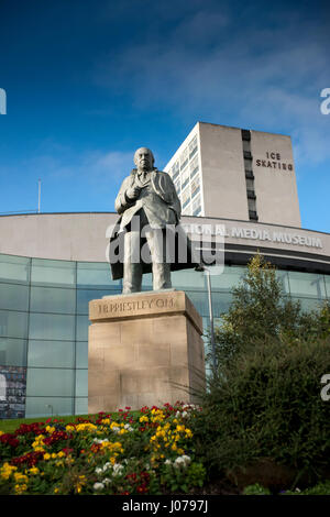 JB Priestley Statue, nationale Wissenschaft und Medien-Museum, Bradford, West Yorkshire Stockfoto