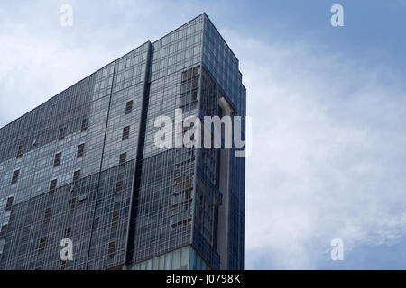Perspektive und auf der Unterseite Winkel anzeigen zu strukturierten Hintergrund der modernen Glasdach blaues Gebäude Wolkenkratzer Stockfoto