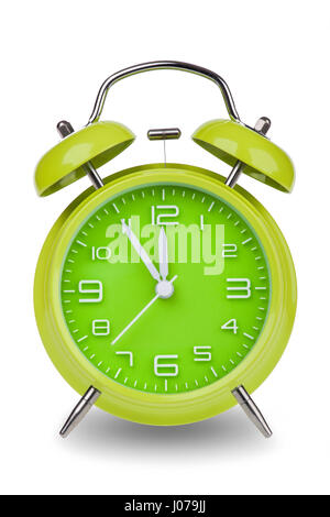 Grüne Wecker mit den Händen 5 Minuten bis 12 illustrieren Zeit wird knapp, isoliert auf weißem Hintergrund Stockfoto