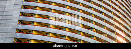 Die Sonne reflektiert ein Gebäude der Innenstadt von San Diego. Stockfoto