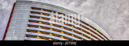 Die Sonne reflektiert ein Gebäude der Innenstadt von San Diego. Stockfoto